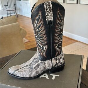 NWT Ariat Snakeskin Cowboy Boots with Embroidered Design
Size 10